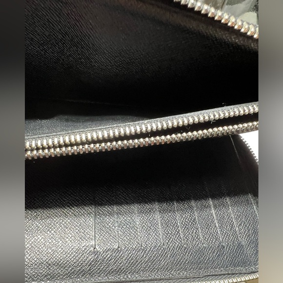 Louis Vuitton Damier GUC Graphite
Vertical zippy wallet - Picture 7 of 17